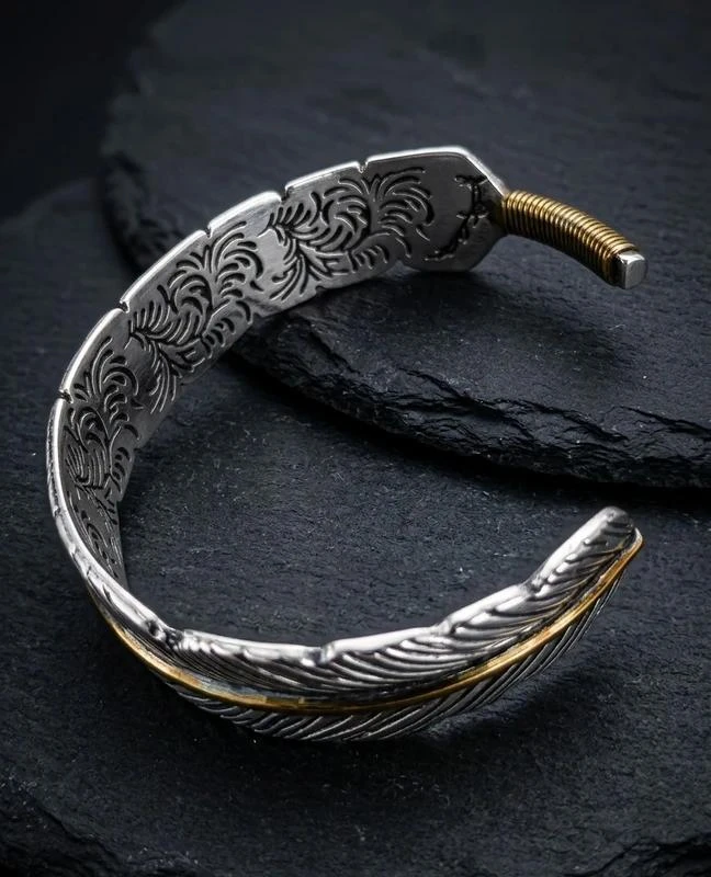 Brazalete "Pluma" Elegante: Ajustable y con Grabado Exclusivo 🪶